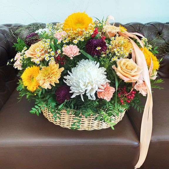 Большая корзина цветов с ромашками, хризантемой, гвоздикой и подсолнухами 65×65см