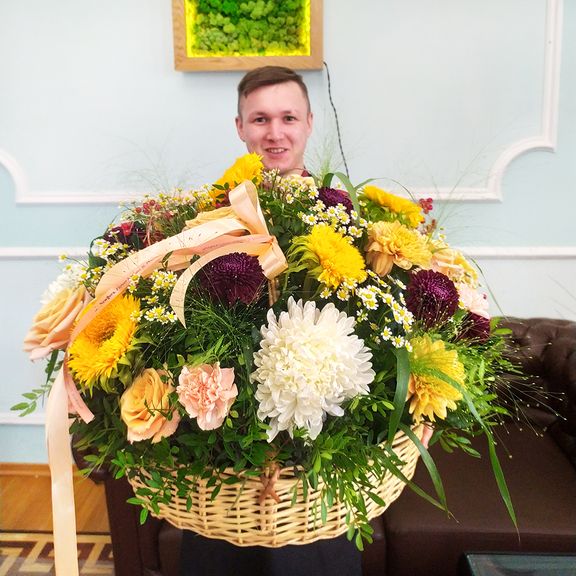 Большая корзина цветов с ромашками, хризантемой, гвоздикой и подсолнухами 65×65см