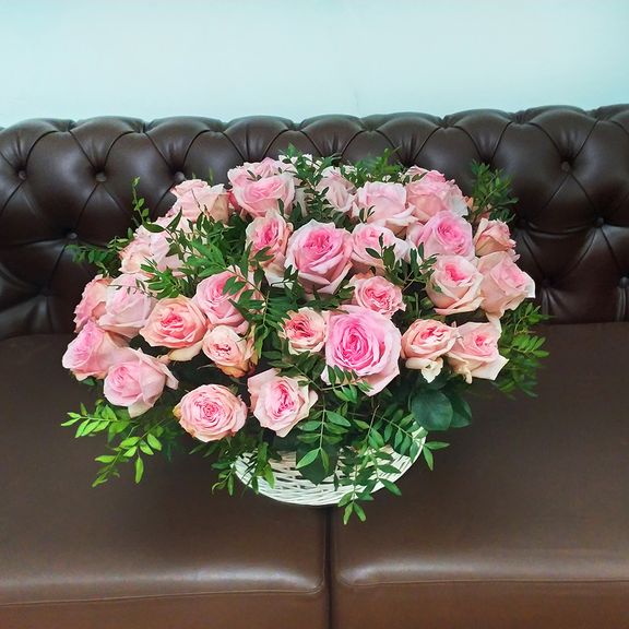 Корзина 49 пионовидная ароматная роза Пинк Охара (Pink Ohara)