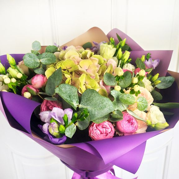 Букет кустовых роз с лизиантусом и гортензией