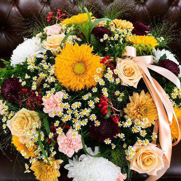 Корзина цветов с ромашками, хризантемой и подсолнухами (65×65см)