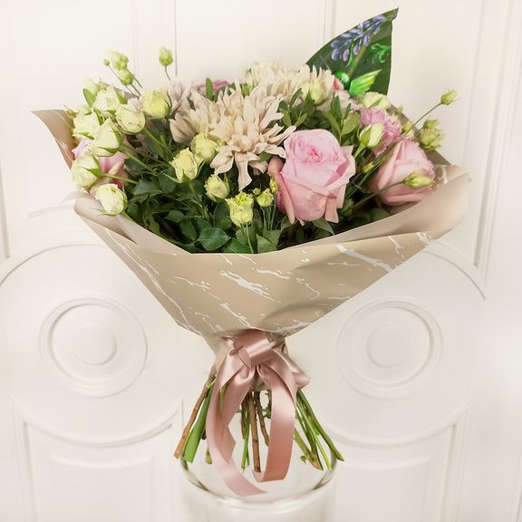 Букет пионовидных роз с хризантемой и лизиантусами