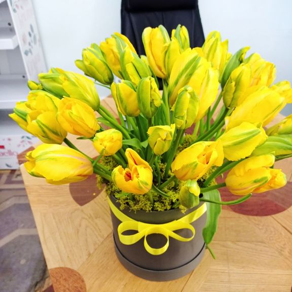 Шляпная коробка  желтых тюльпанов со стабилизированным мхом