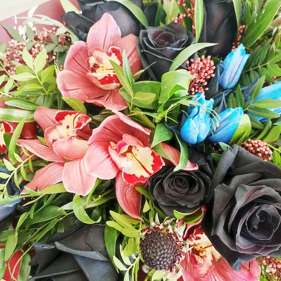 Букет с черными розами и орхидеями