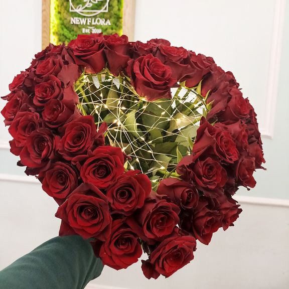 Букет сердце 45 бордовых роз с гирляндой