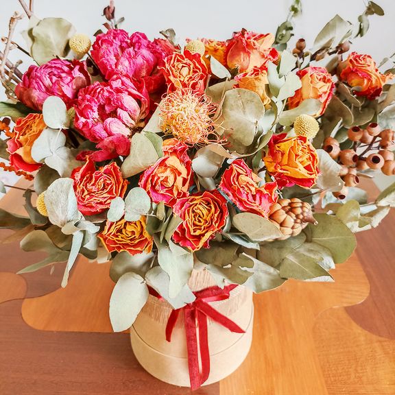 Букет экзотических сухоцветов с розами, пионами и рафией