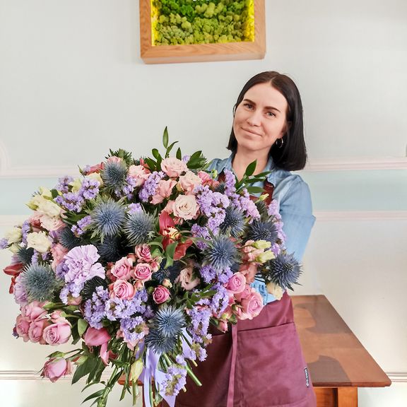 Букет с розами, лизиантусом и статицей