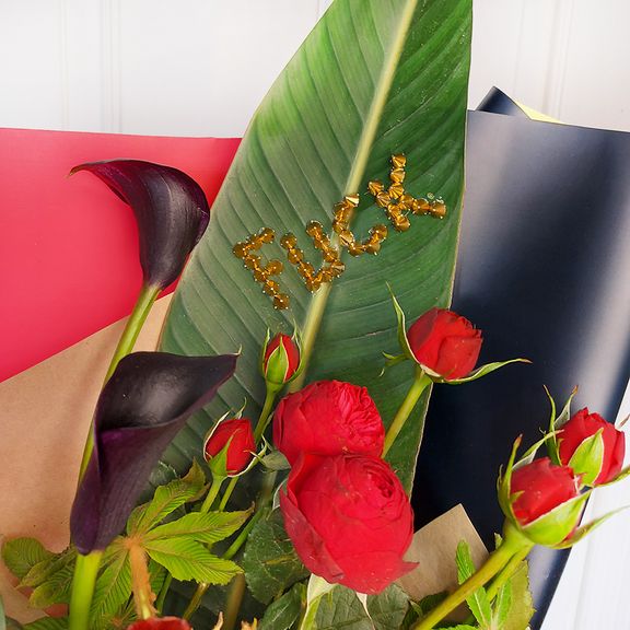 Букет пионовидных кустовых роз Red Piano с ранункулюсом и каллами