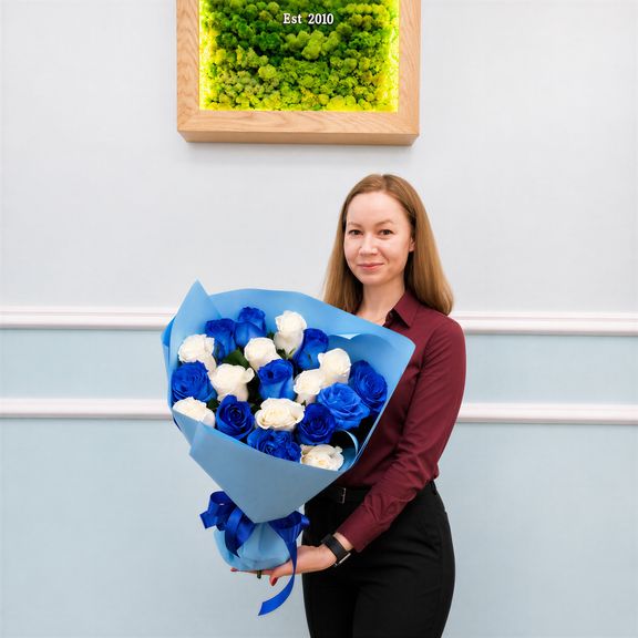 Букет 19 синих и белых роз (Эквадор)
