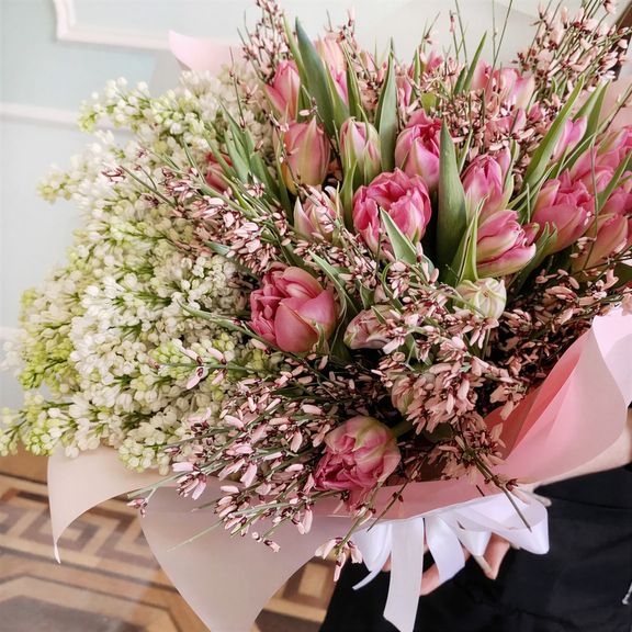 Букет розовых тюльпанов с сиренью и генистой