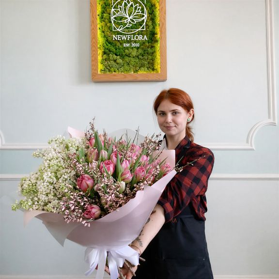 Букет розовых тюльпанов с сиренью и генистой