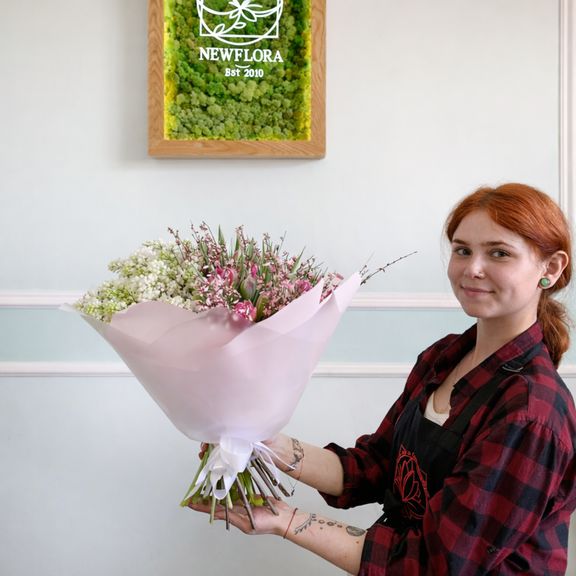 Букет розовых тюльпанов с сиренью и генистой