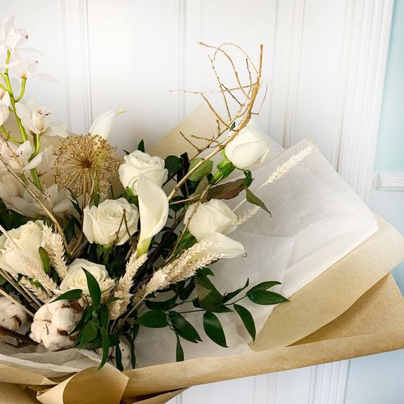 Букет белых роз с орхидеями и каллами