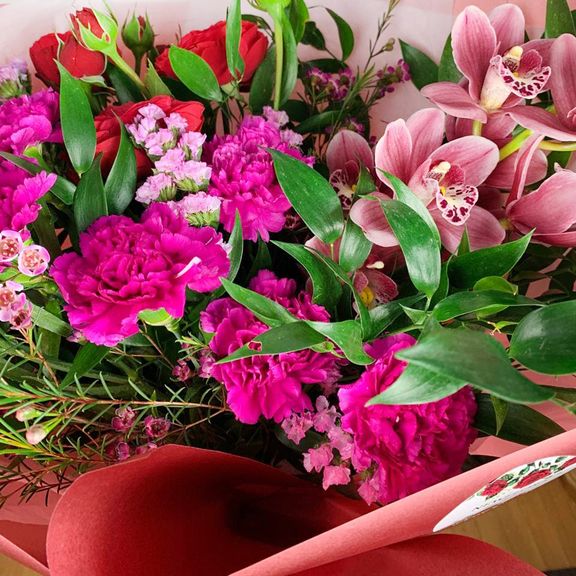 Букет кустовых пионовидных роз с гвоздикой и орхидеей