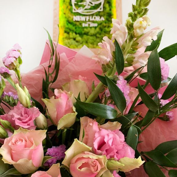 Букет кенийских роз с лизиантусом и статицей