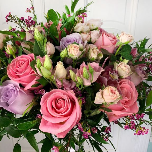 Букет роз с лизиантусом и орхидеей