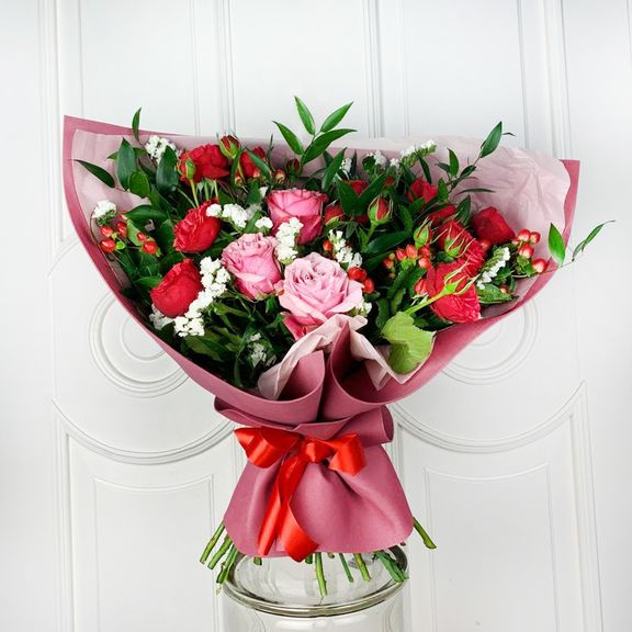 Букет пионовидных кустовых роз Red Piano с розами и статицей