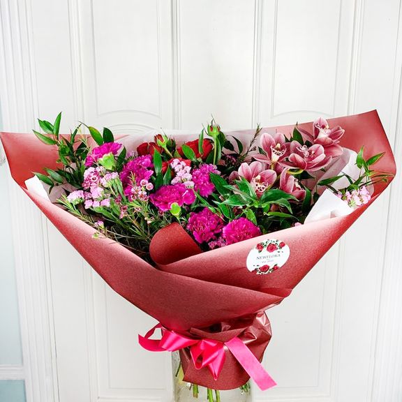 Букет кустовых пионовидных роз с гвоздикой и орхидеей