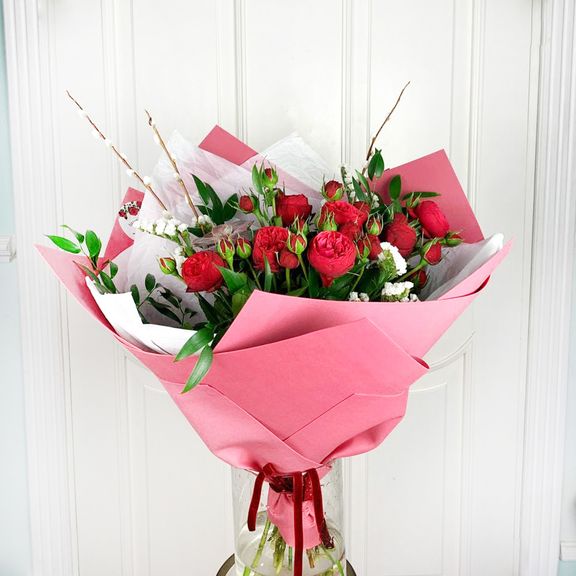 Букет пионовидных кустовых роз Red Piano с суккулентом и вербой