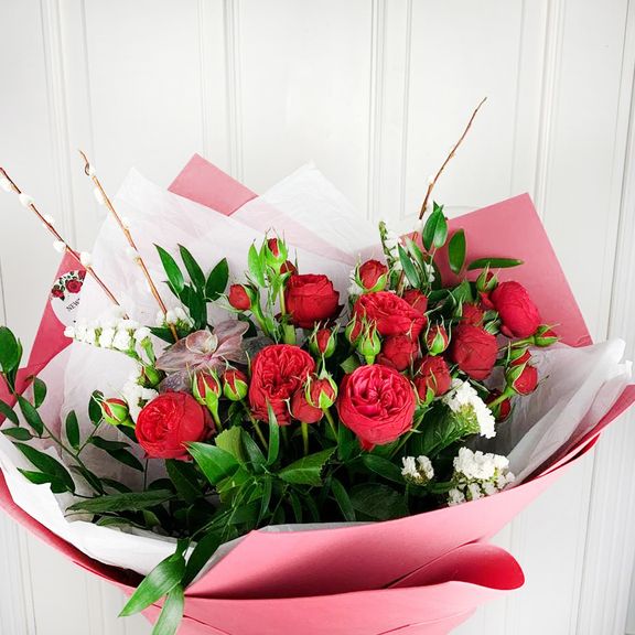 Букет пионовидных кустовых роз Red Piano с суккулентом и вербой