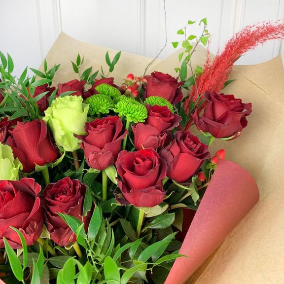 Букет 19 роз с хризантемой и гиперикум