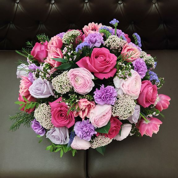Шляпная коробка роз с тюльпанами и гвоздиками