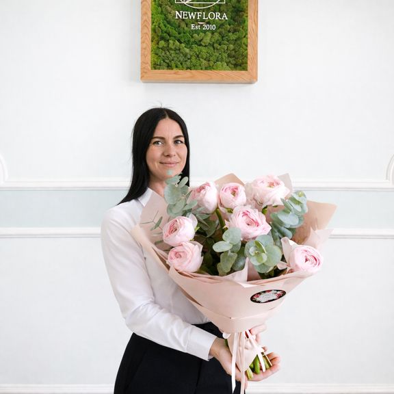 Букет 7 ранункулюсов с эвкалиптом