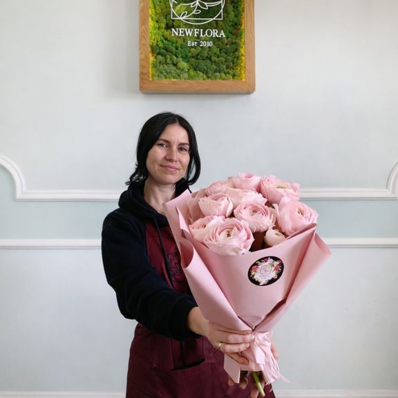 Букет 9 розовых ранункулюсов