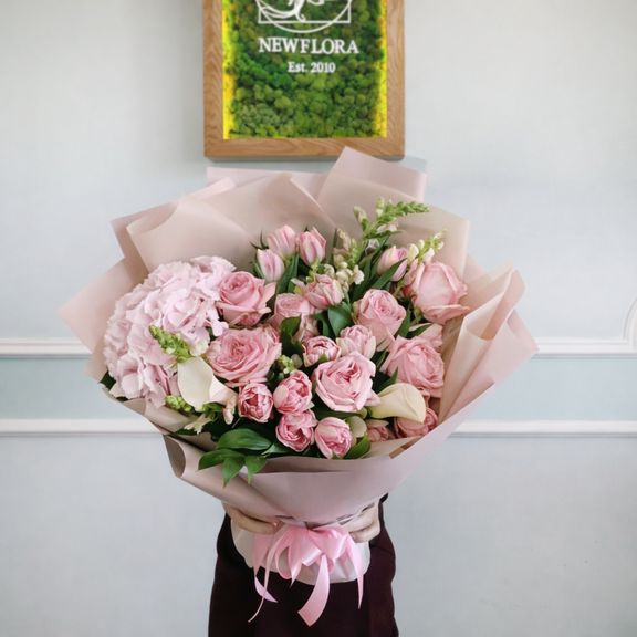 Букет 15 тюльпанов с пионовидными душистыми розами и гортензией