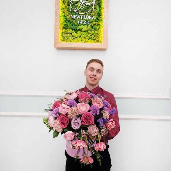 Шляпная коробка с розами, тюльпанами и озотамнусом