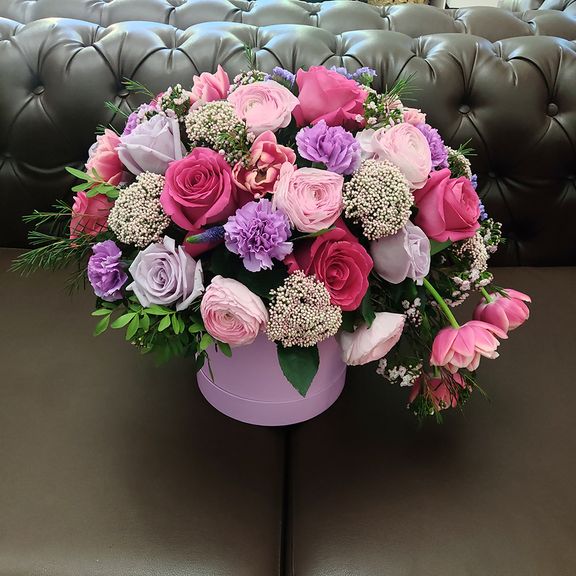 Шляпная коробка с розами, тюльпанами и озотамнусом