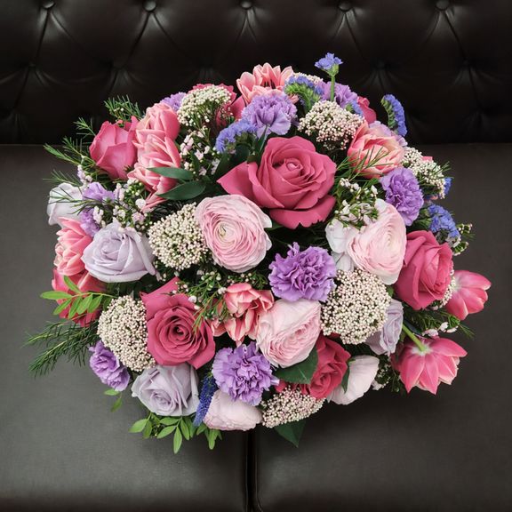 Шляпная коробка с розами, тюльпанами и озотамнусом