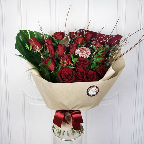 Букет 19 красных роз с вербой и монстерой XXL