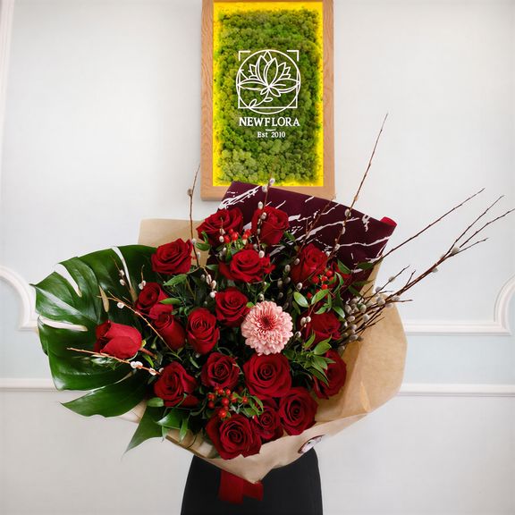 Букет 19 красных роз с вербой и монстерой XXL