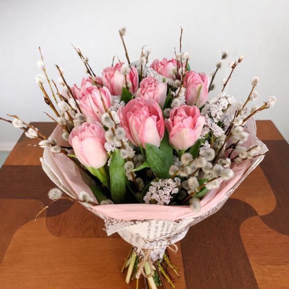 Букет 9 тюльпанов со статицей и вербой