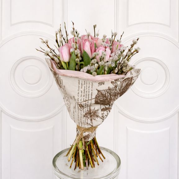 Букет 9 тюльпанов со статицей и вербой