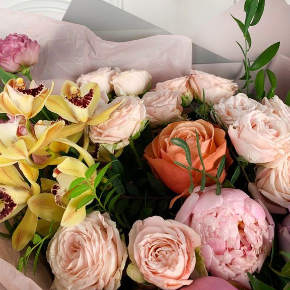 Букет роз с лизиантусом и орхидеей цимбидиум