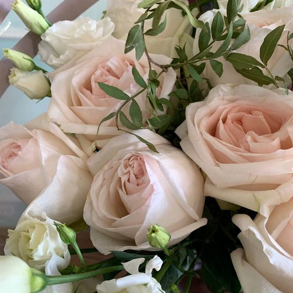 Букет 9 пионовидных роз с лизиантусом