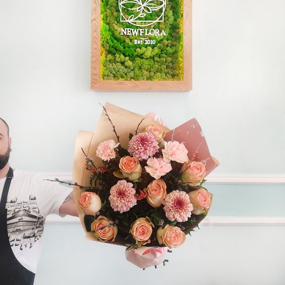 Букет 9 пионовидных роз с хризантемой и гвоздикой