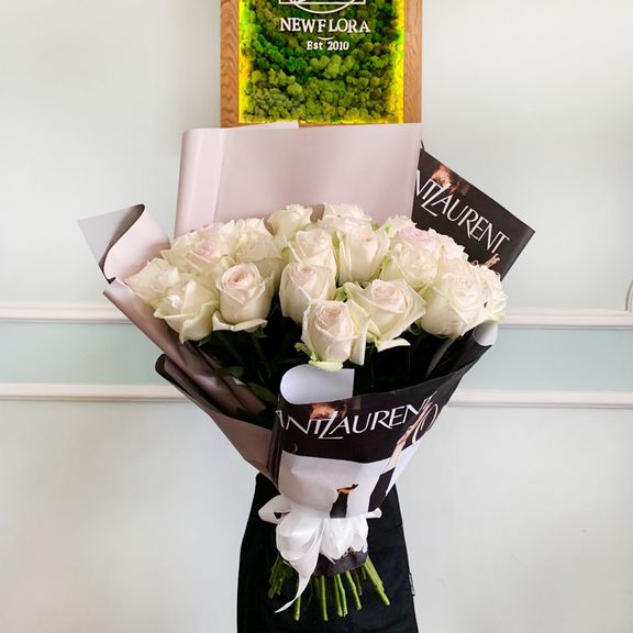 Букет 25 пионовидных ароматных роз Вайт Охара (White Ohara)