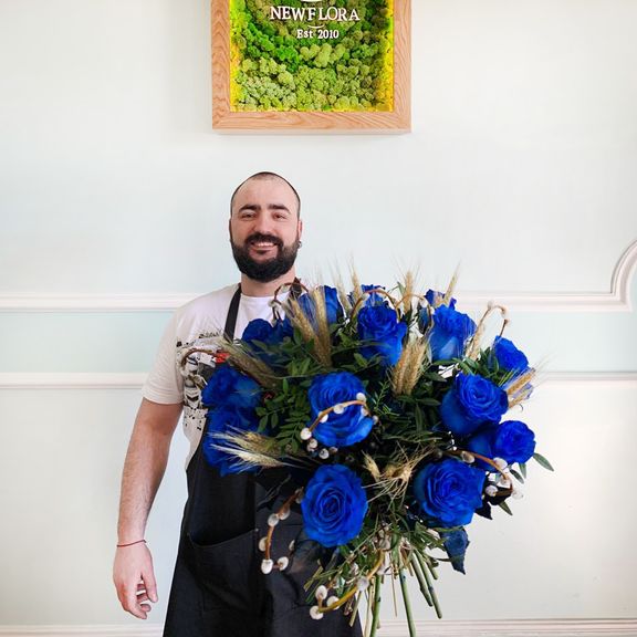Букет 15 синих роз с рожью и вербой
