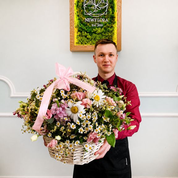 Корзина ромашек с лизиантусами