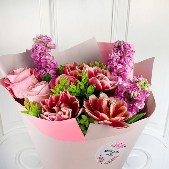 Букет тюльпанов с розами и маттиолой