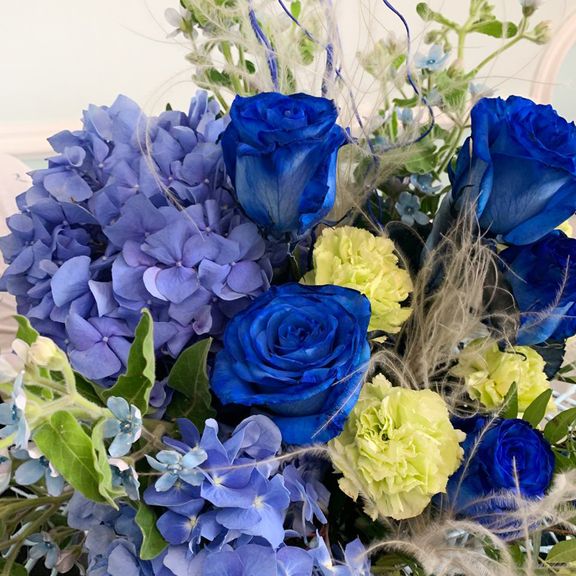 Авторский букет 7 синих роз с гвоздикой и гортензией