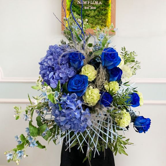 Авторский букет 7 синих роз с гвоздикой и гортензией