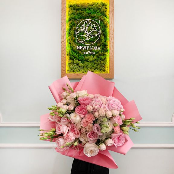 Букет пионовидных роз с лизиантусом и гвоздикой