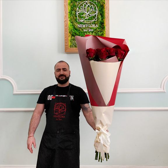 Букет 17 красных роз высотой 100см в упаковке