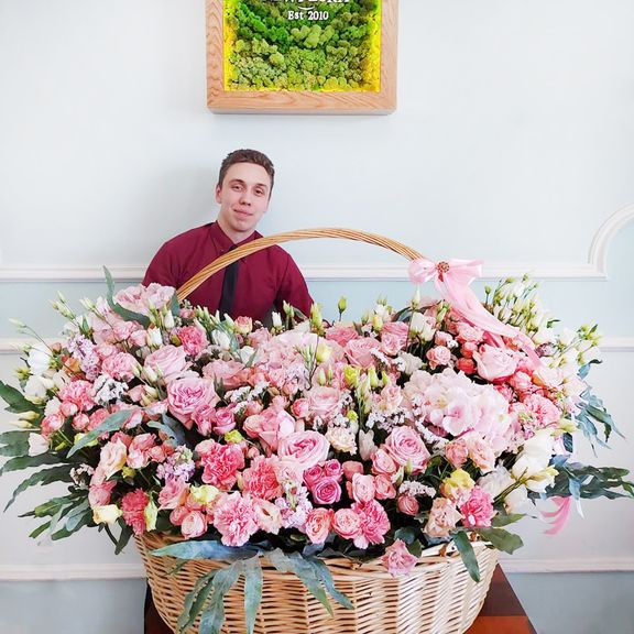 Огромная корзина роз с лизиантусом и гортензией