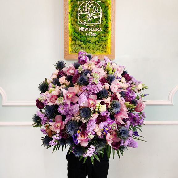 Букет со статицей, гвоздикой, орхидеей и кустовой пионовидной розой сорт «bombastic»