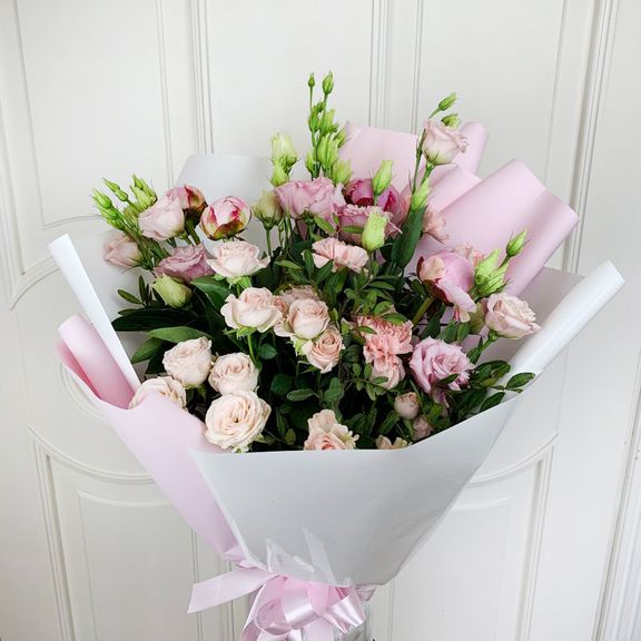 Букет цветов с пионами, кустовыми розами, гвоздикой и лизиантусом